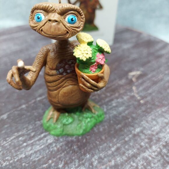 Hallmark Keepsake E.T. The Extra-Terrestrial 30th Anniversary Ornament - Picture 4 of 7